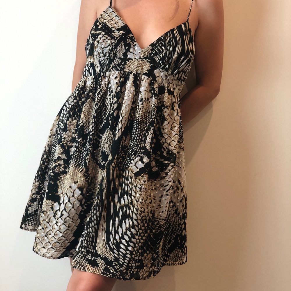 Elegant flowy print dress